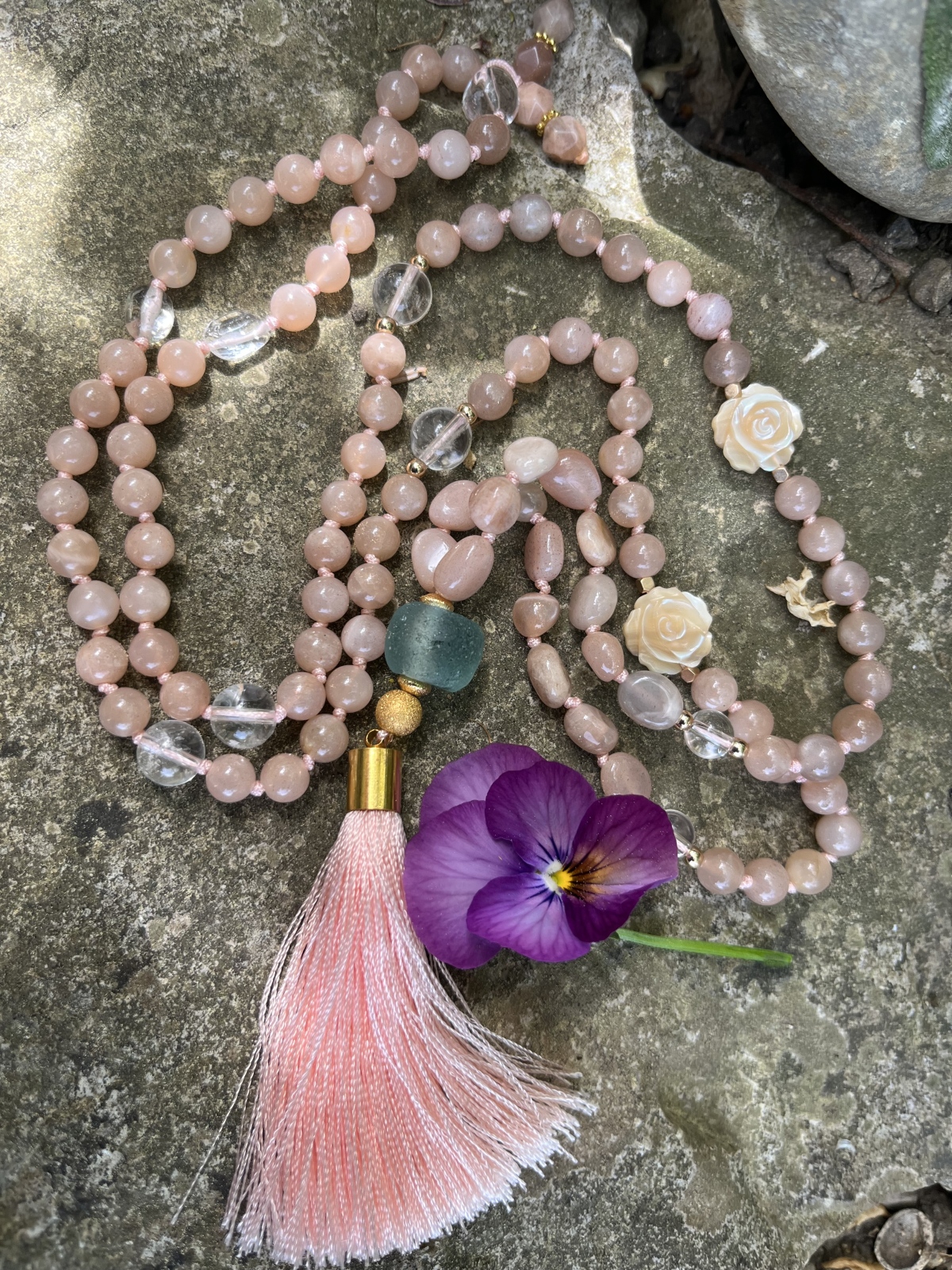 Mala Herzensenergie aus roséfarbenem Mondstein – Bild 6