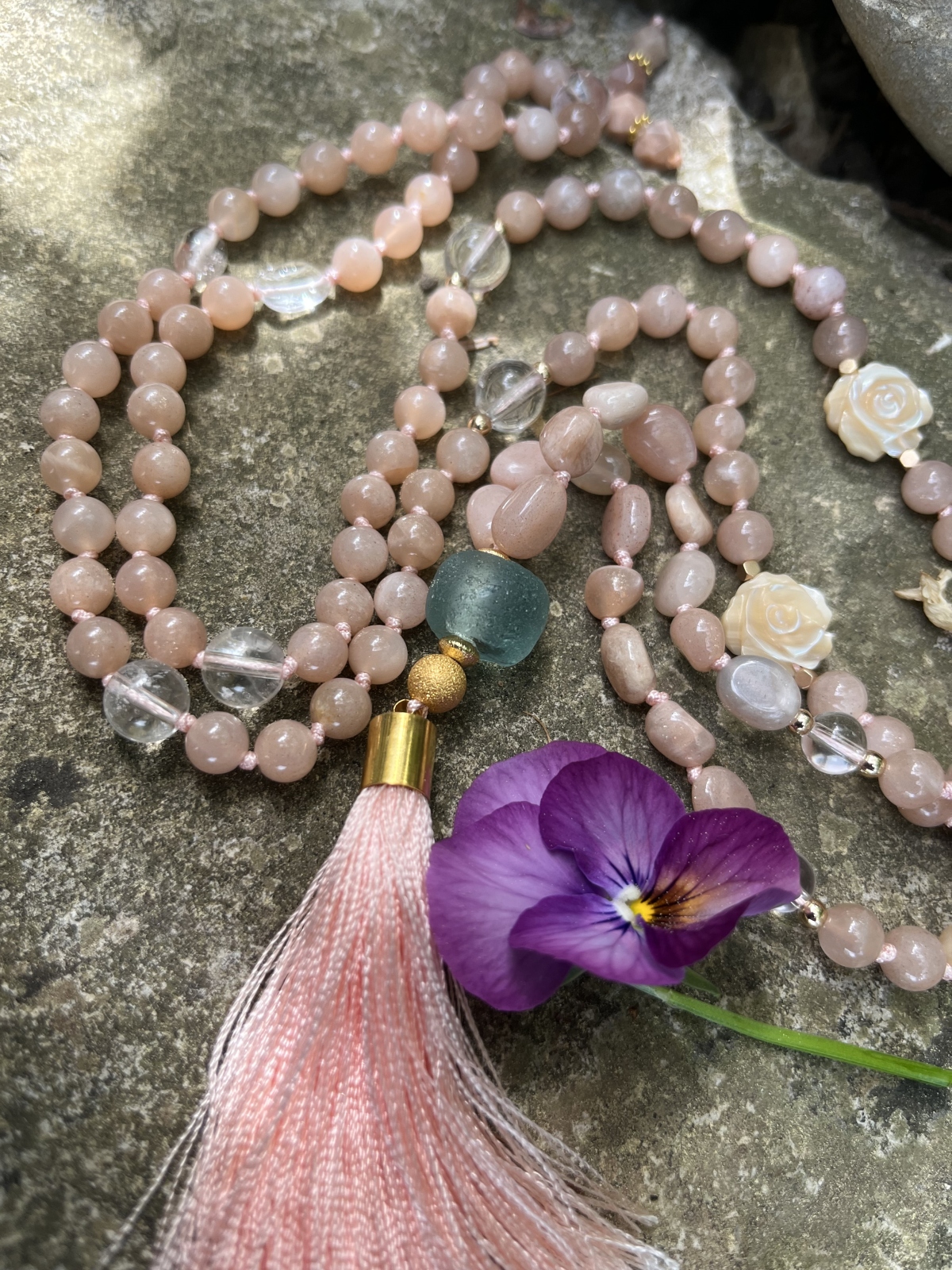 Mala Herzensenergie aus roséfarbenem Mondstein – Bild 5