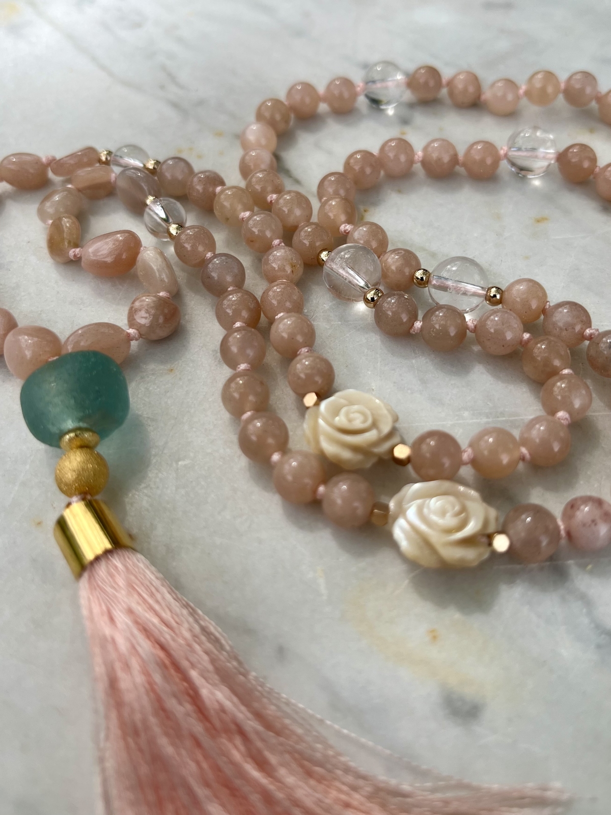 Mala Herzensenergie aus roséfarbenem Mondstein